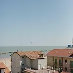 Lauretta Μπελάρια-Ιτζέα Μαρίνα