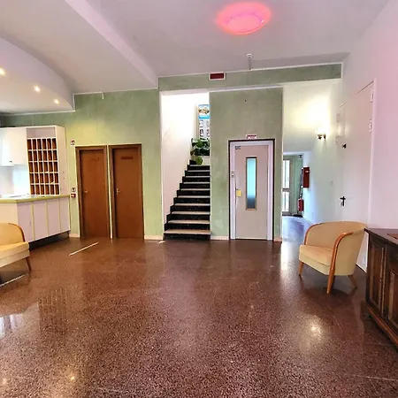 Lauretta Otel
