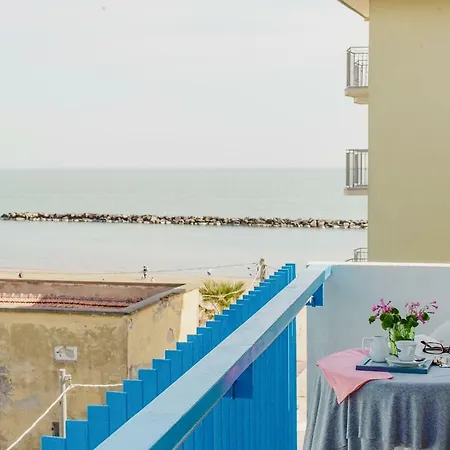 Lauretta Otel