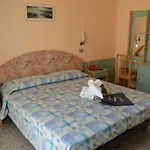 Lauretta Otel